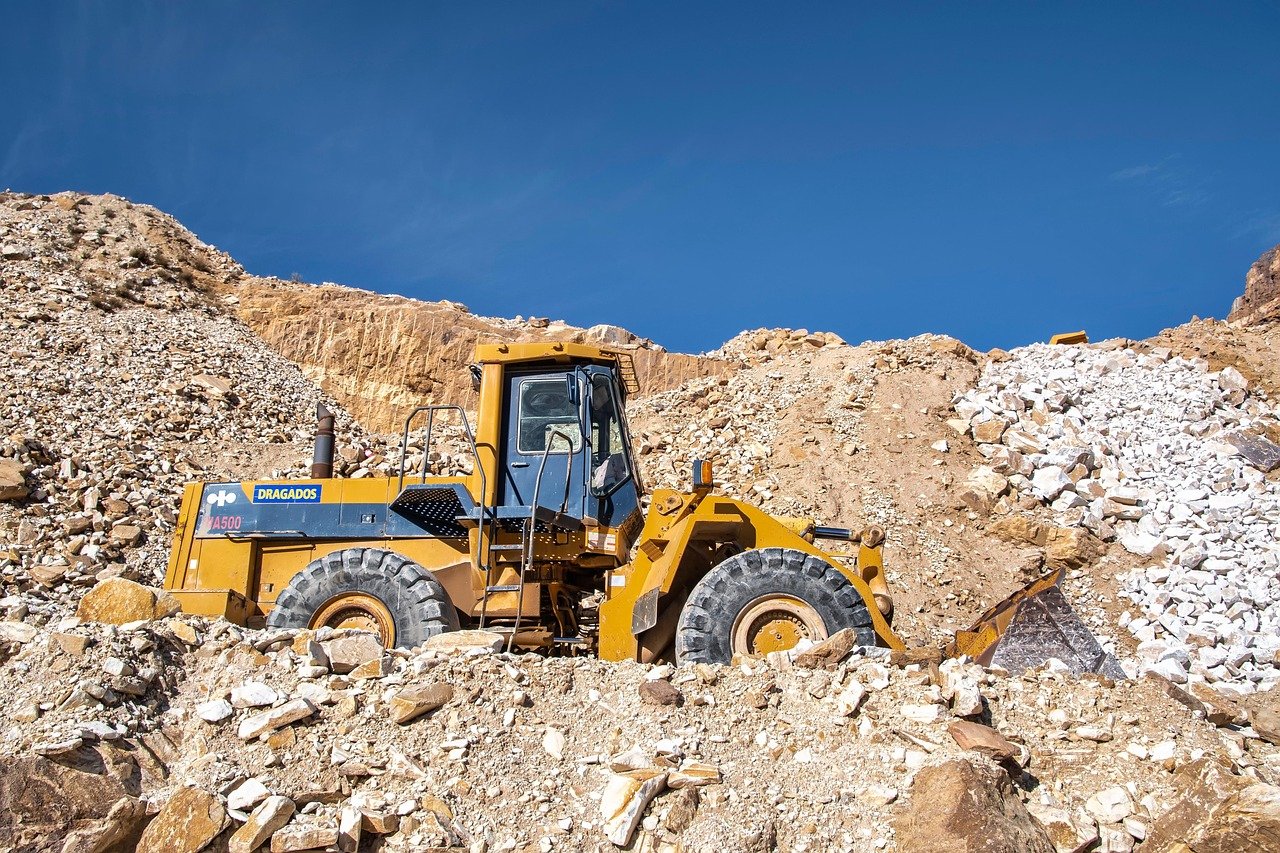 Wheel loader at quarry using GNSS for machine control and positioning